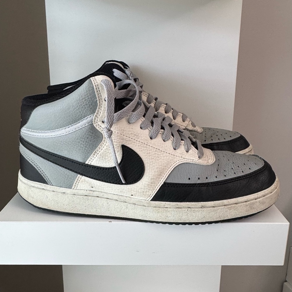 Nike Men's Black and White Mid-Top Sneakers